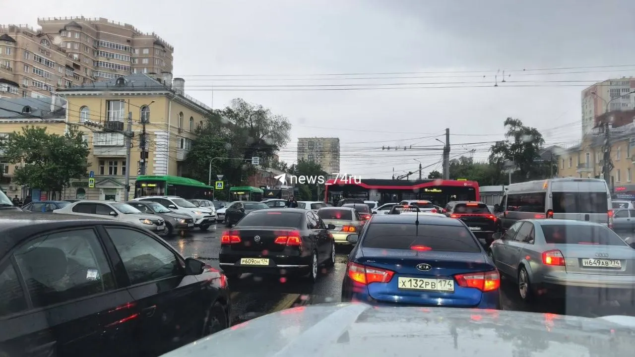На перекрёстке Доватора и Воровского в Челябинске отключился светофор. По картам видно ДТП, из‑за которого образовались пробки, в том числе на улице Блюхера.