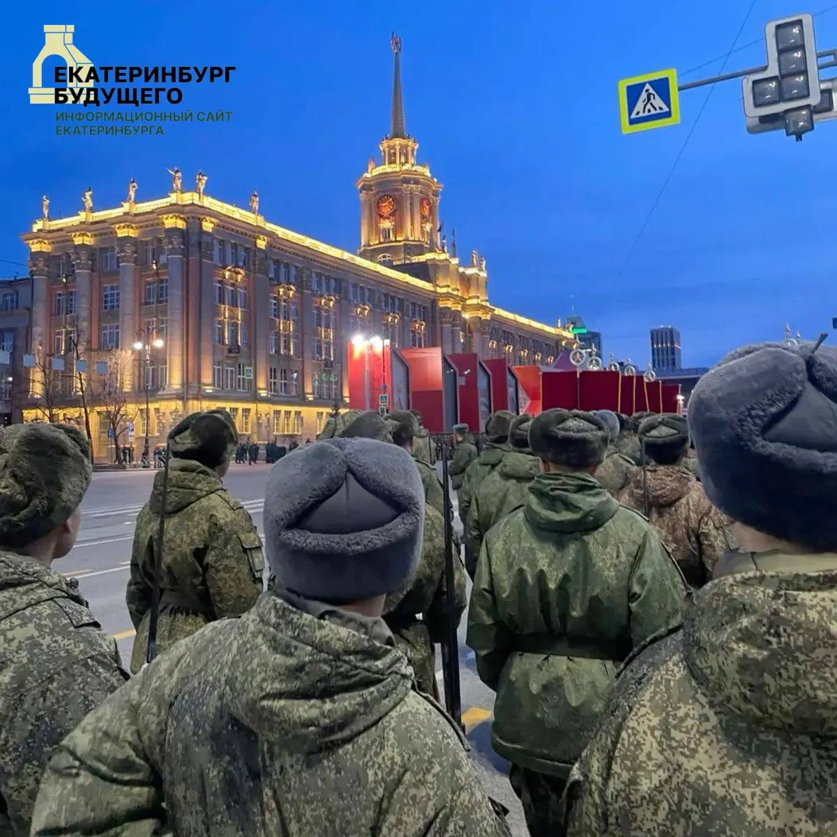 18‑летний призывник из Екатеринбурга заявил, что его принудительно заставили подписать контракт и избили. После рапорта его перевели в другую часть, сейчас он в госпитале; военная прокуратура при участии омбудсмена проводит проверку.