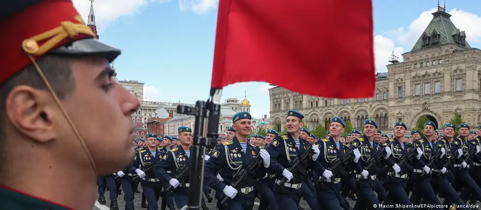 В ряде городов парады и салюты 9 мая пройдут в сокращённом формате или отменены. Официально это объясняют соображениями безопасности, эксперты указывают также на задействование техники на фронте и политические мотивы властей.