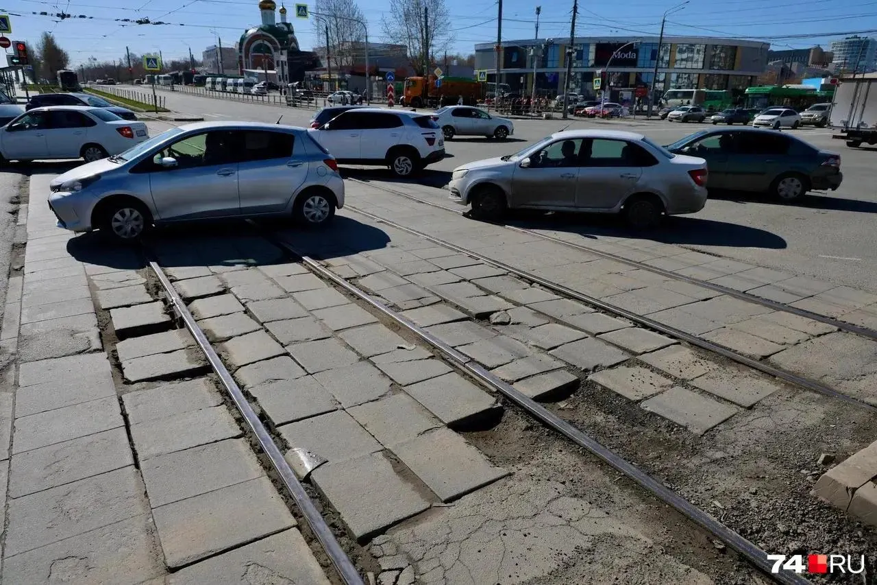 С 2 июня на переезде у проспекта Победы и улицы Чичерина начнутся работы: частично ограничат движение автомобилей, трамваи и автобусы пойдут по временным схемам. Работы планируют завершить к 15 июня при благоприятной погоде.
