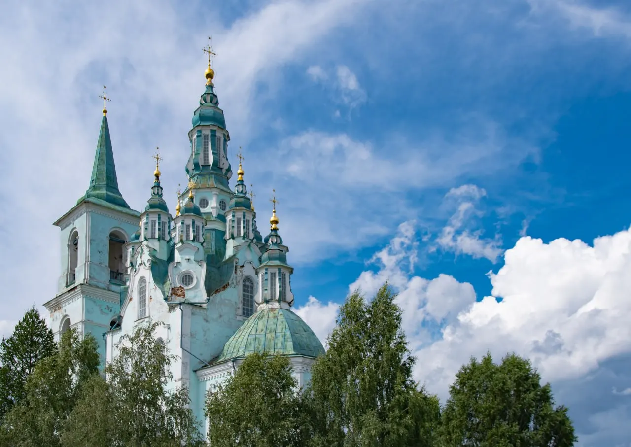 В Спасо‑Преображенской церкви в селе Нижняя Синячиха проведут ремонт колокольни, полов, окон и фундамента — экспертиза выявила проблемы с гидроизоляцией и неоднородность кладки.