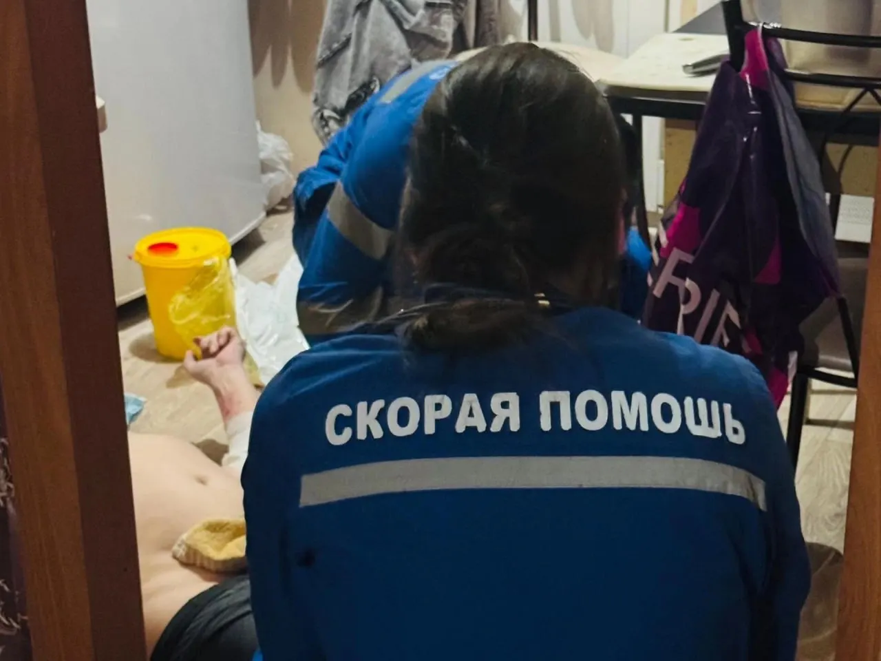Волонтер рассказала, что после вызова скорой и госпитализации её отца медперсонал допустил грубое обращение: мужчину оставили в коридоре и потребовали от родственницы принести постельное бельё и нанять сиделку. В Минздраве сообщили о служебной проверке, пациента перевели в палату.