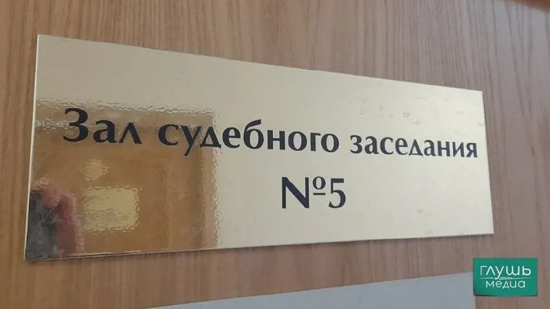 Верховный суд РФ предлагает смягчить квалификационные требования к секретарям судебных заседаний: допускать к работе студентов юридических факультетов и ослабить ряд других ограничений из‑за нехватки кадров, высокой нагрузки и низких зарплат.