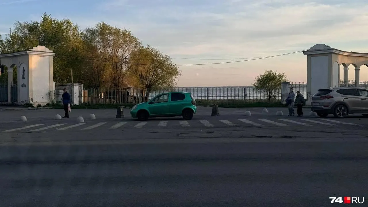 Жители жалуются на переполненную стоянку у центрального входа пляжа Смолино. 8 мая там установили заграждения — въезд ограничили после жалоб на шум; администрация перенаправила вопросы собственнику территории.