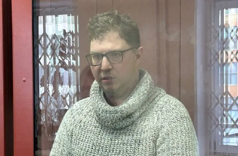 Ленинский суд Екатеринбурга смягчил меру пресечения: вместо домашнего ареста Качанову назначен запрет определённых действий. Двое его коллег остаются в СИЗО, один из них обвинён в госизмене.