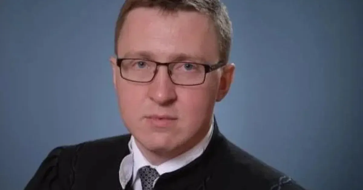 Областная квалификационная коллегия судей лишила Вячеслава Бушуева статуса за перевод денег в Фонд Ройзмана; он раскритиковал защиту судей и сообщил о планах вернуться к гражданским делам после отдыха.