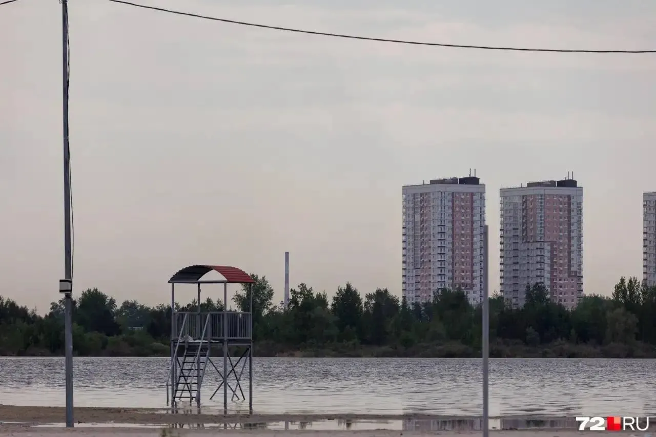Песчаный пляж на озере Круглом в Тюмени частично затоплен и зарос, на берегу — брошенные вагончики и баннеры. Власти проводят конкурс на нового оператора, итоги ожидают в конце июня.