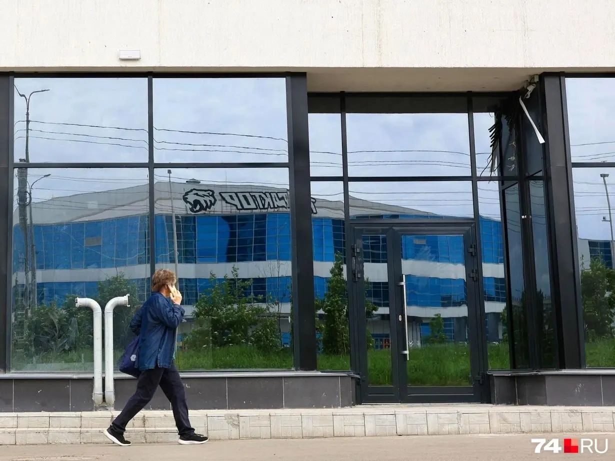 Через чуть больше месяца после открытия заведение приостановило работу, владельец перестал выходить на связь — шестеро сотрудников, не оформленных официально, не получили зарплату.