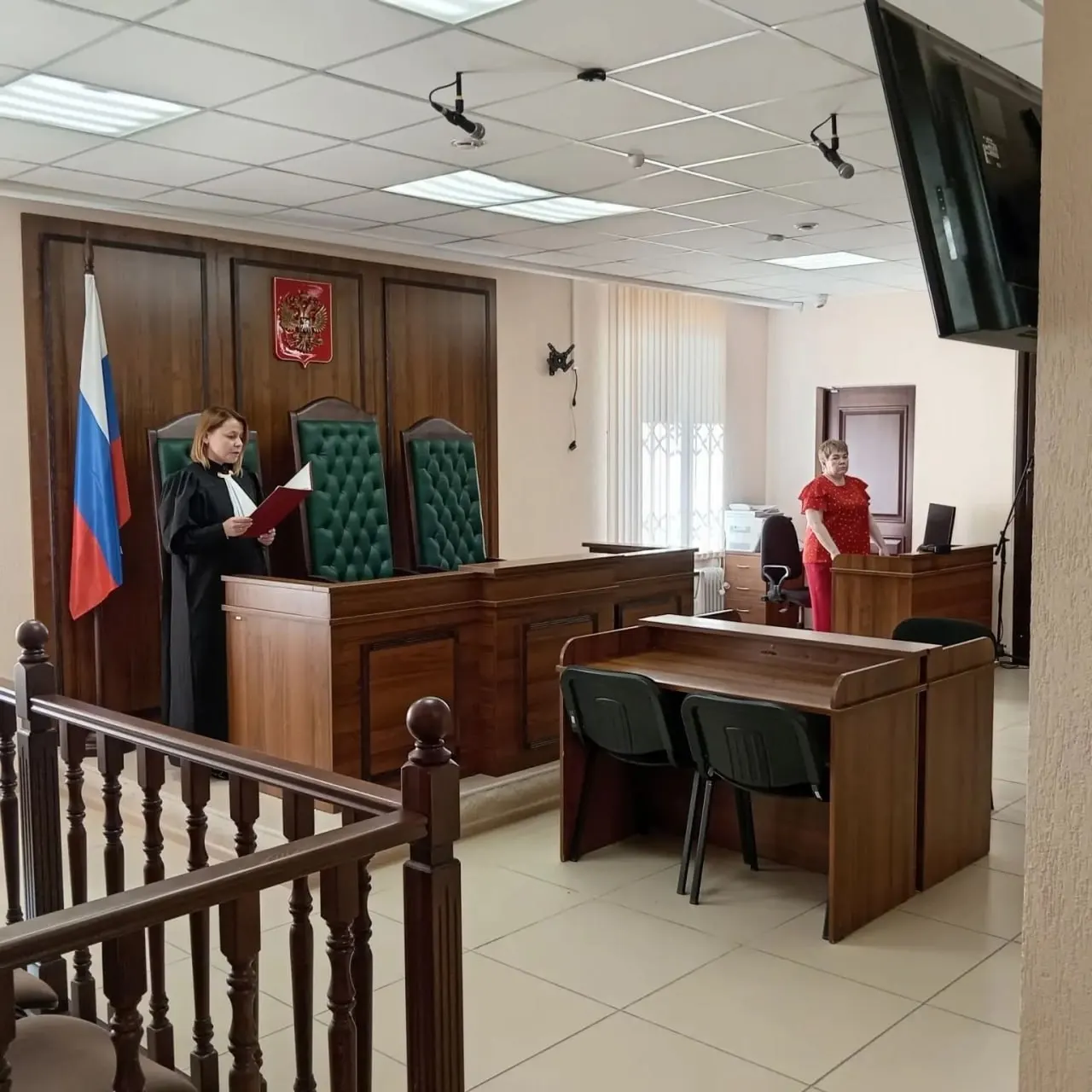 Жительница Березовского вступила в мошенническую группу в Telegram: пенсионеры из Екатеринбурга и Краснотурьинска потеряли 500 тыс. и 1,3 млн рублей. Суд заменил реальный срок на условный из‑за наличия несовершеннолетних детей.
