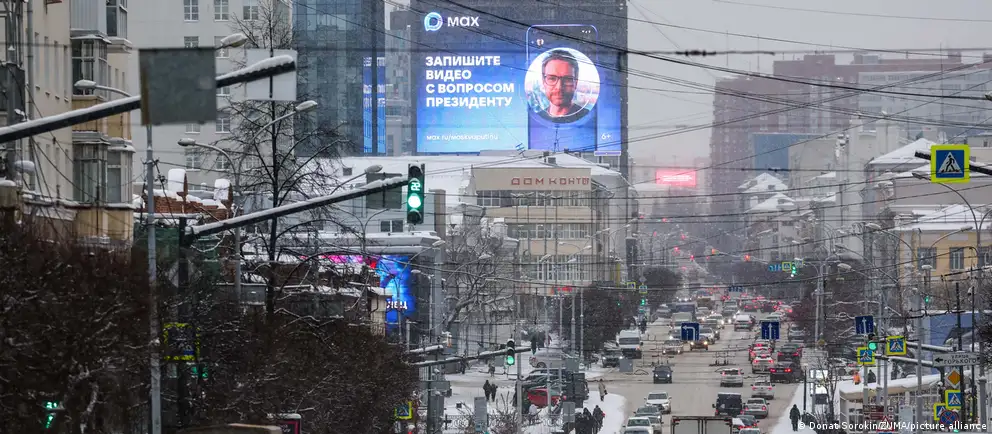 Зоны досягаемости беспилотников расширились до 1,5–1,7 тыс. км — крупные уральские города попали в поле поражения. В отдельных регионах временно приостанавливали работу аэропортов, фиксировались удары по объектам инфраструктуры и военной авиации.