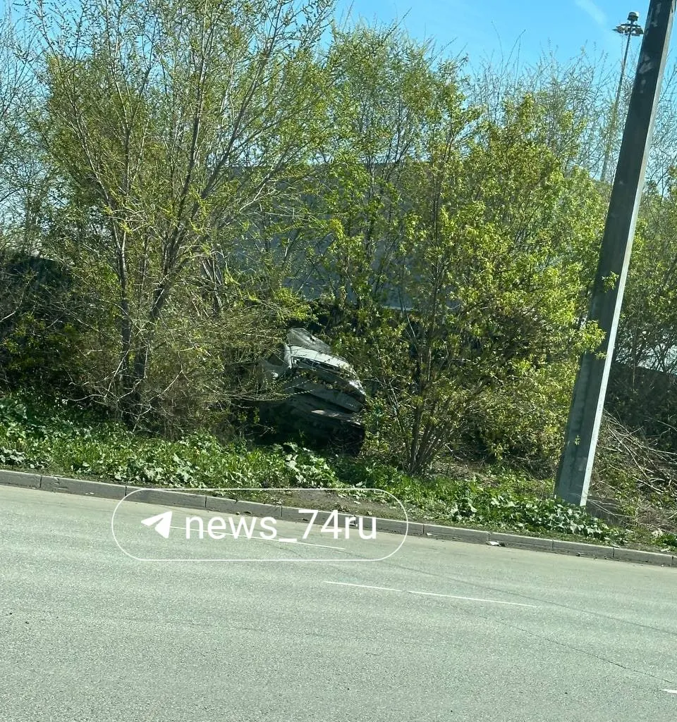 Жители заметили брошенный и повреждённый автомобиль Changan, который уже несколько дней стоит в кустах у пересечения улиц Свободы и Труда в Челябинске.