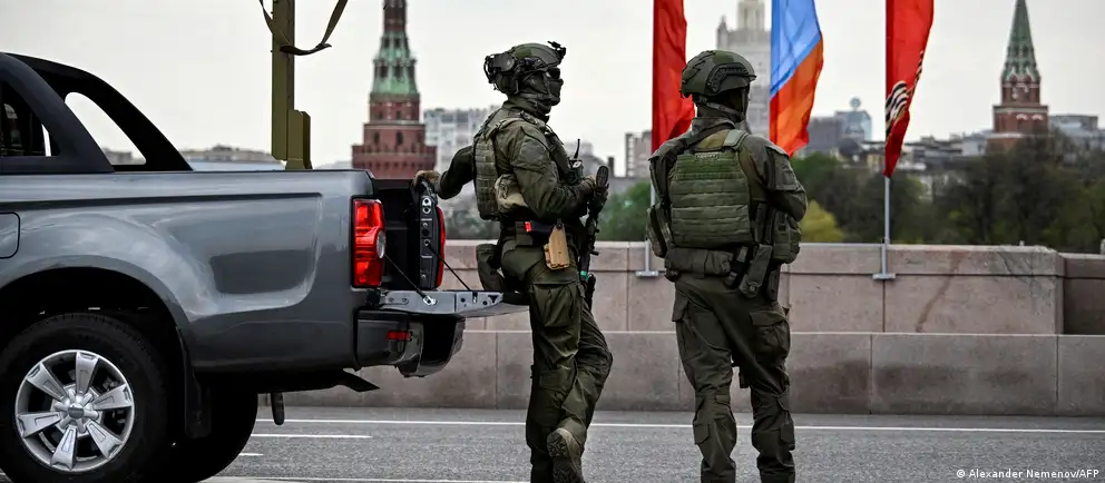 Власти отозвали приглашения иностранным корреспондентам на парад в Москве и сократили формат торжеств из‑за «оперативной обстановки» и угроз, в том числе связанных с беспилотниками. В ряде регионов празднования отменены.