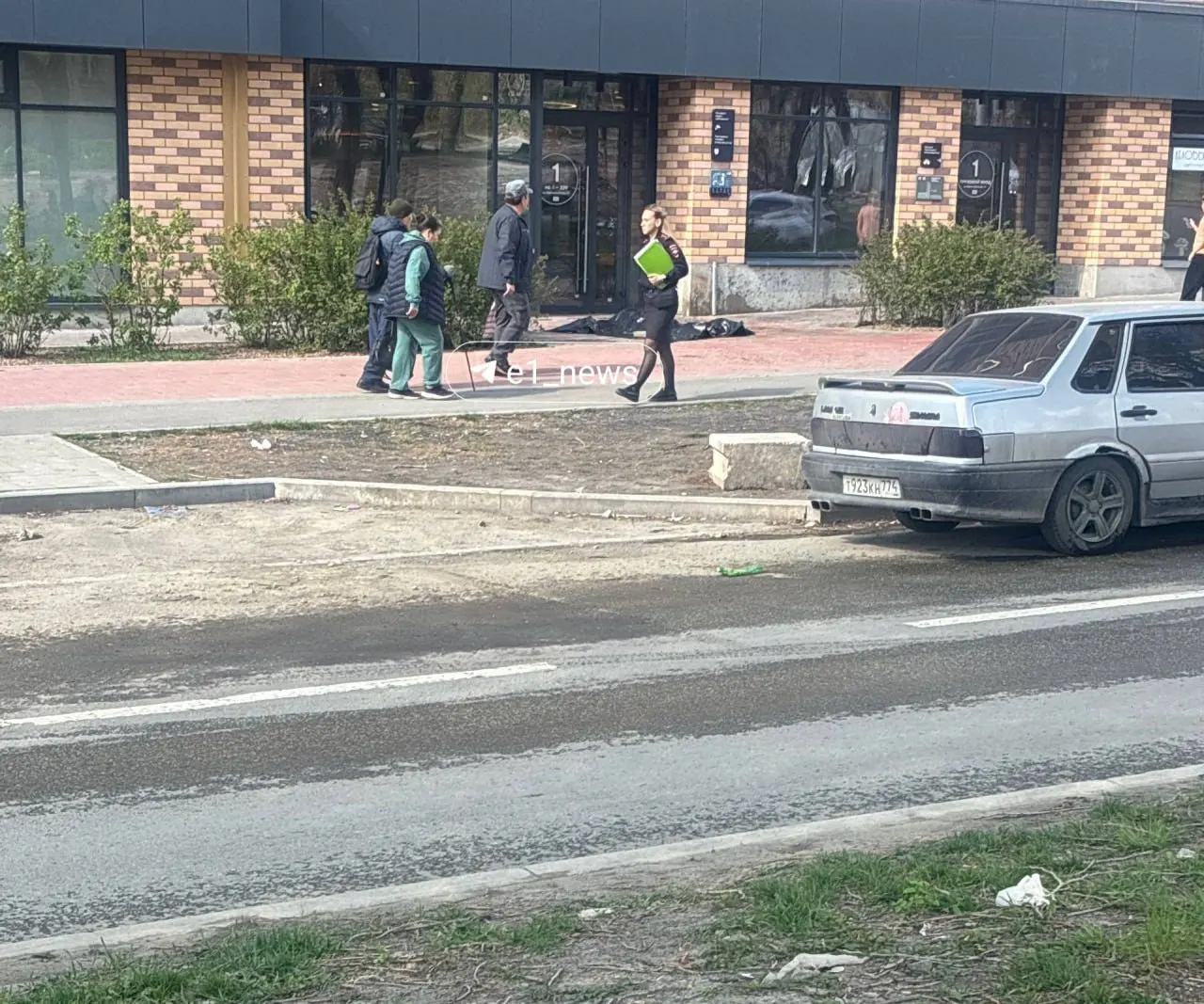 В Екатеринбурге на Эльмаше найдено тело, накрытое черным пакетом. На месте работает полиция, подробности устанавливаются.