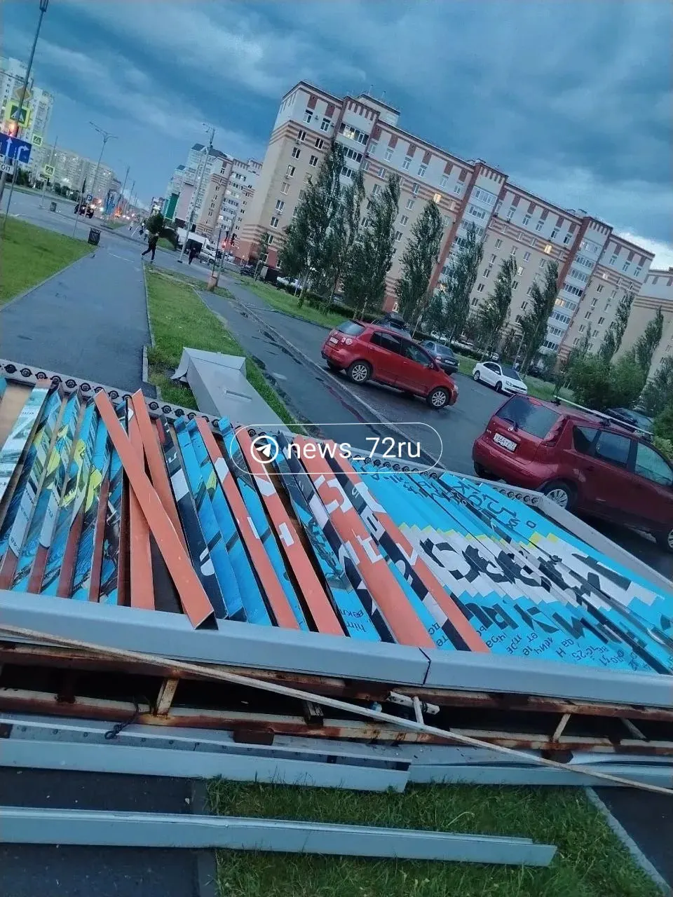 Возле торгового центра «Кристалл» в Тюмени упал рекламный щит — одно из последствий недавнего шторма. Фото прислали местные жители.