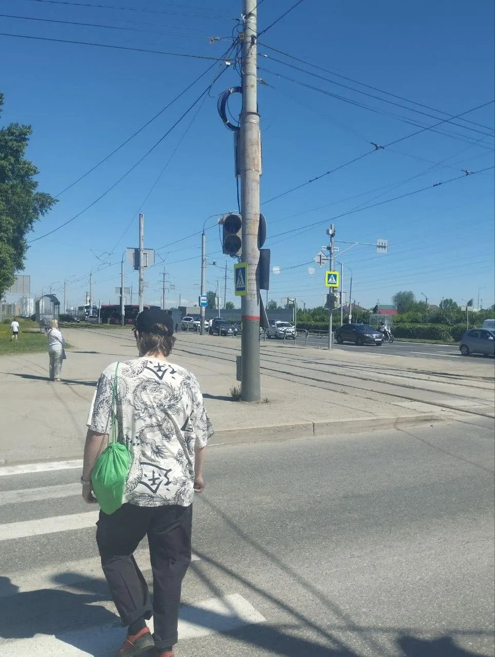 Жители сообщают, что светофор на пересечении Бульвара Гагарина и улицы Старцева не функционирует свыше недели — отсутствие регулирования создает риск ДТП и заторы.