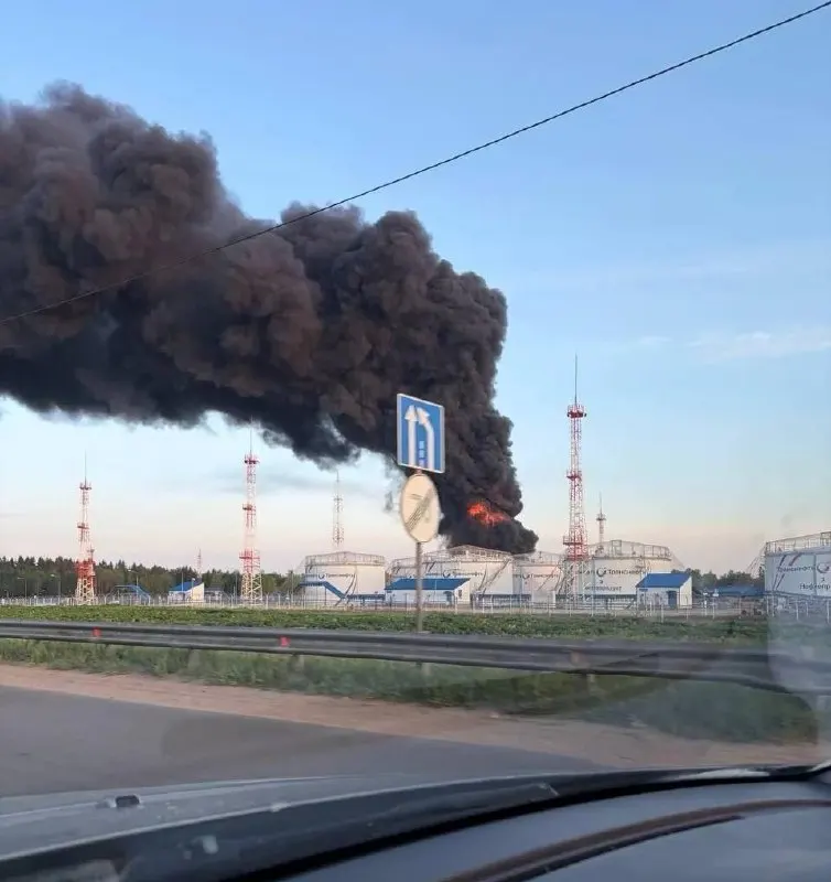 Ночью и утром беспилотники нанесли удары по Московскому НПЗ в Капотне, нефтеналивной станции в Подмосковье и технопарку в Зеленограде. По предварительным данным, минимум 3 погибших и 12 пострадавших, повреждены жилые дома и нарушена работа аэропортов.