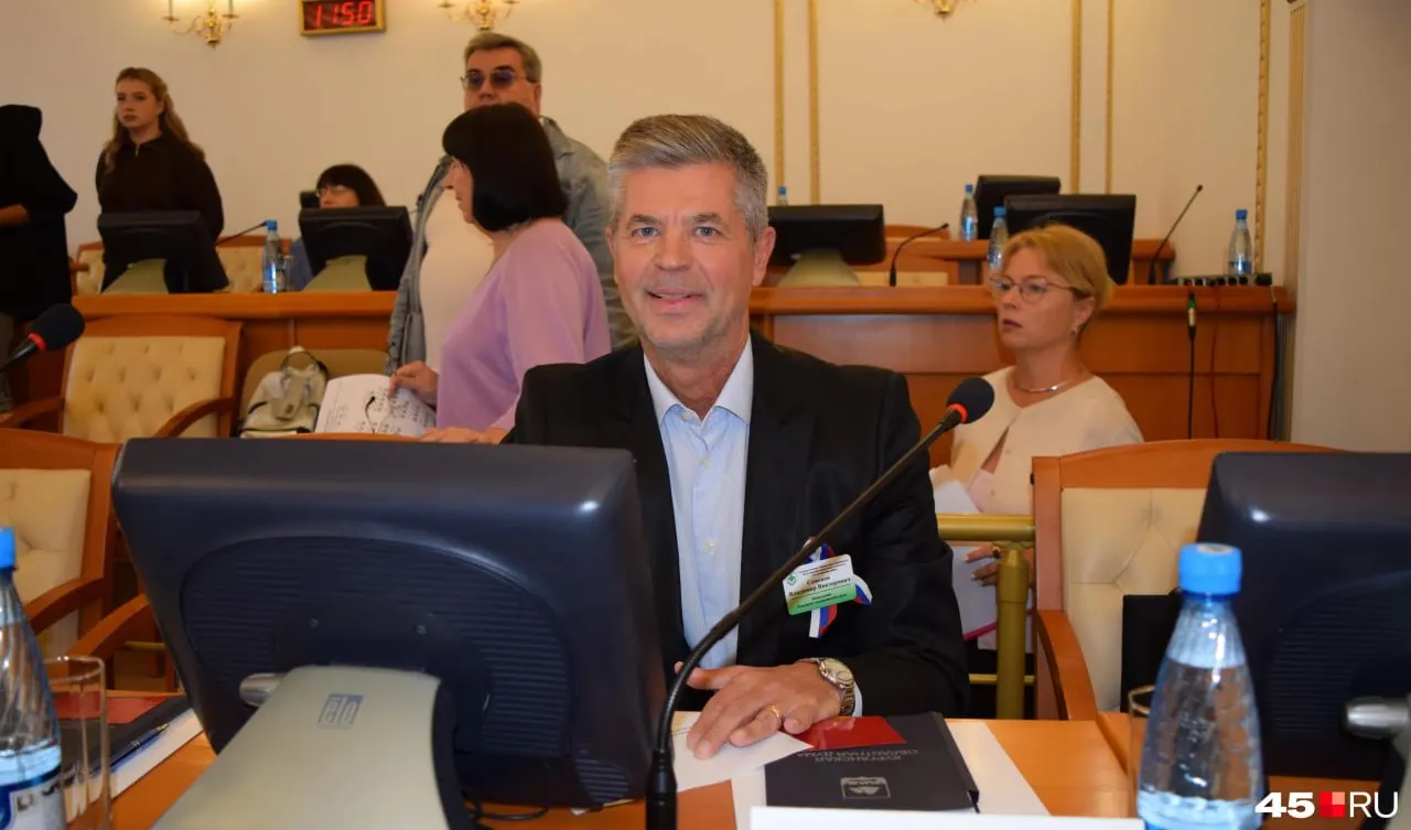 Семенов ушёл с депутатского поста на заседании регионального парламента. Ранее он покинул должность начальника областного госпиталя ветеранов; по данным силовых структур, в учреждении проводились обыски.