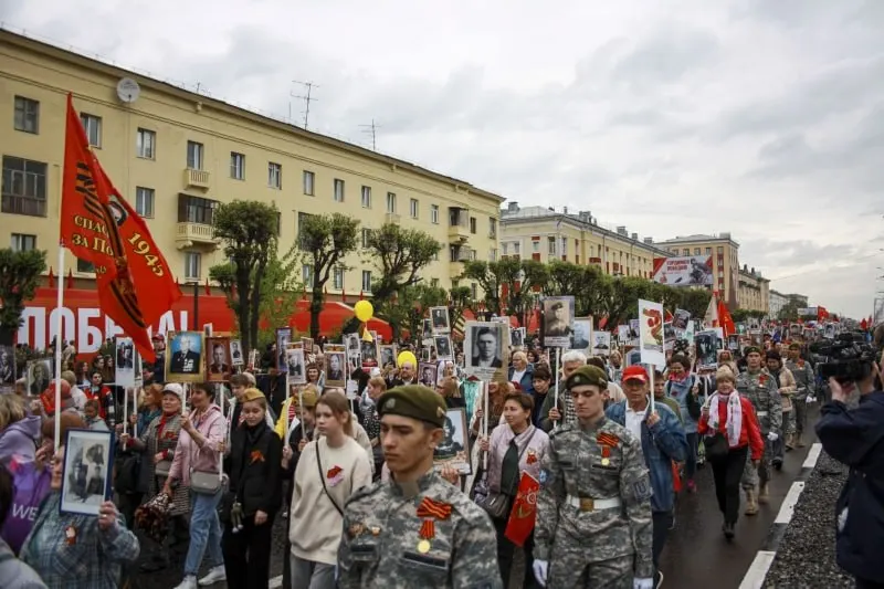 Приём заявок на онлайн‑шествие завершён: более 2,8 тыс. модераторов проверяют анкеты. Онлайн‑трансляция стартует 9 мая в 12:00 по местному времени. Одновременно власти и штабы разрешили очные акции в 37 регионах, в том числе в Санкт‑Петербурге, Екатеринбурге, Казани, Новосибирске, Тюмени, Красноярске, Владивостоке и Хабаровске.