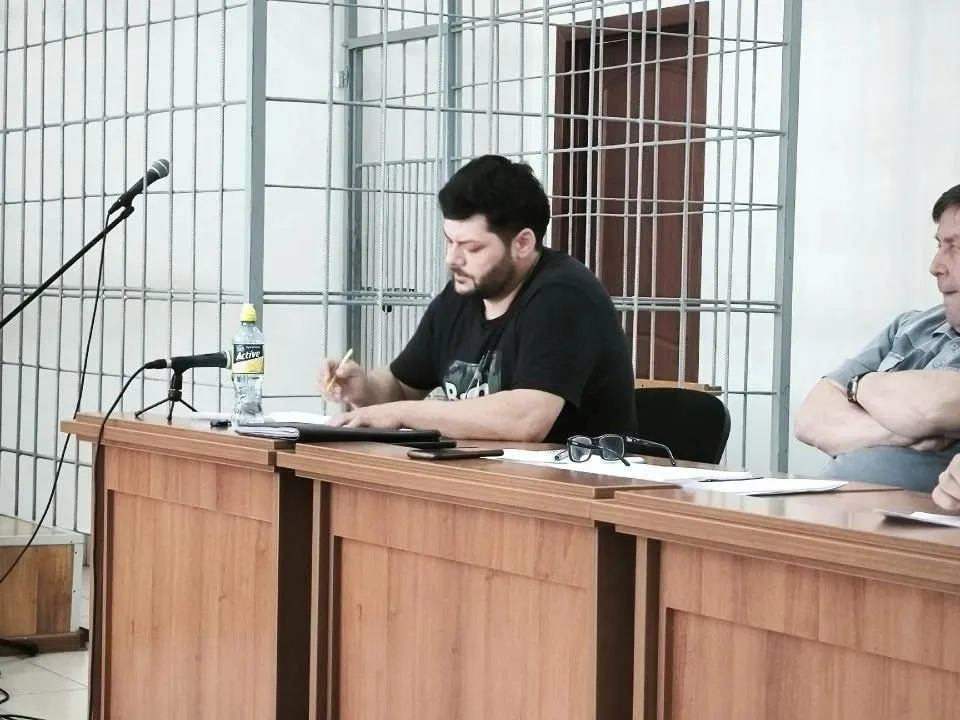 Клиенты платили за строительство «под ключ», но остались и без денег, и без жилья. По делу десять потерпевших, общий ущерб — около 40 млн рублей; обвиняемый вину не признаёт.