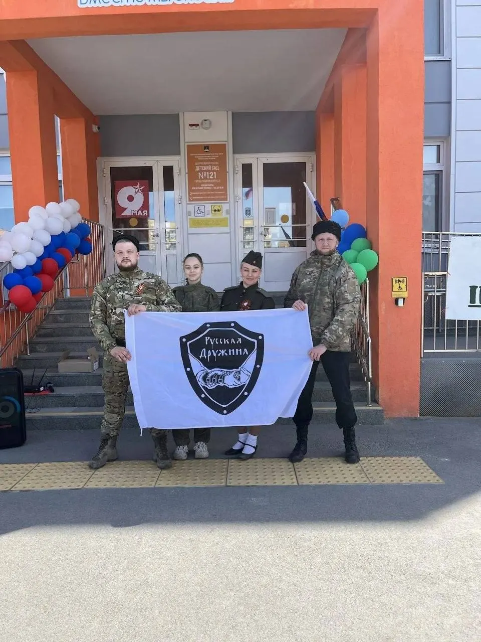 Воспитанников детского сада №121 пригласили на «Зарницу»: дети собирали «разбитый автомат», посмотрели, как из него стреляют, и слышали призывы стать защитниками Родины.