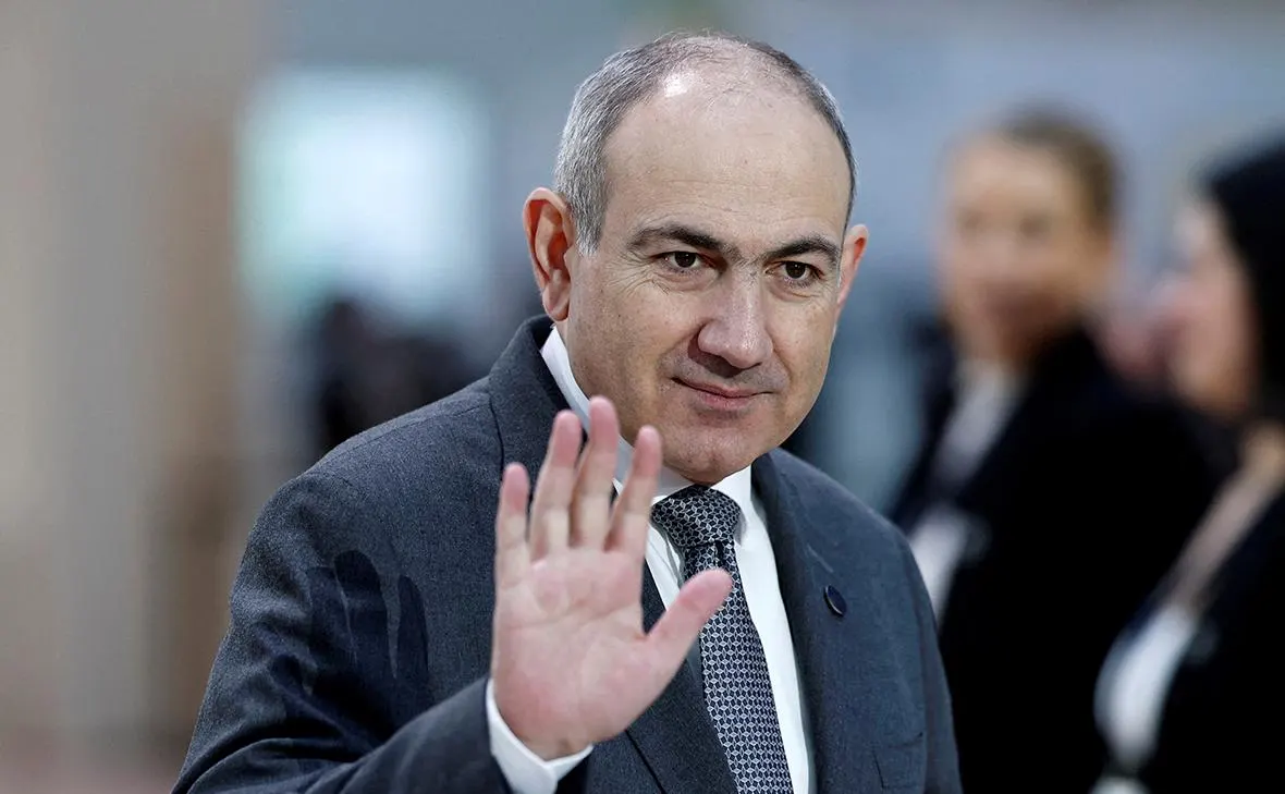 Премьер-министр Армении заявил, что республике предстоит спланированный выход из Евразийского экономического союза, при этом она не будет вступать в публичные споры о выборе между ЕС и ЕАЭС и останется в составе ЕАЭС столько, сколько это будет возможно.