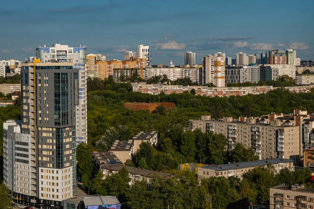 Мэрия нанесла на карту 1390 «углублённых помещений» — подвалы и заглублённые пространства для временного укрытия при беспилотной или ракетной опасности. Управляющим компаниям рекомендовали установить таблички и размещать информацию в местах общего пользования.