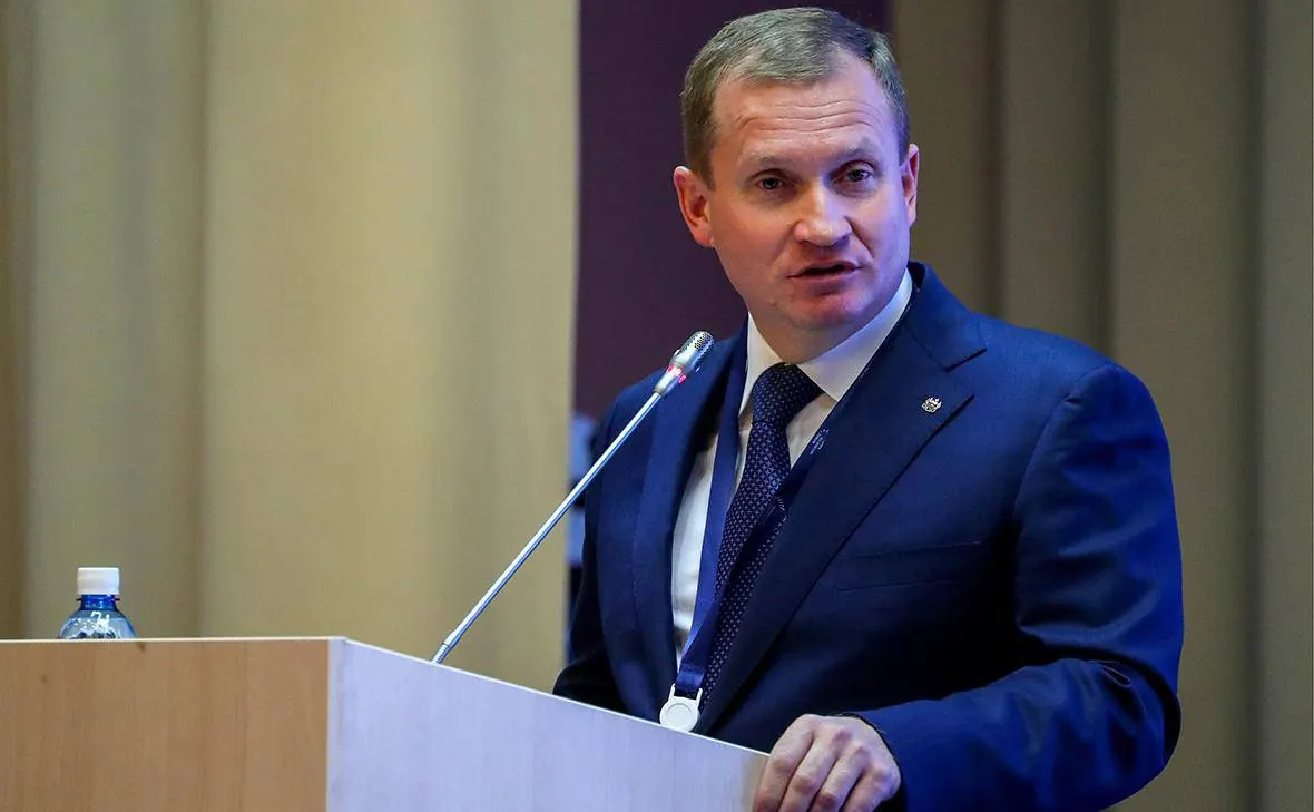 Вячеслав Вахрин подписал контракт с Минобороны в феврале 2025 года, после чего был освобождён из-под стражи. Расследование дела о взятке приостановлено, а базы военнослужащих фиксируют его как командира взвода штурмовой роты.