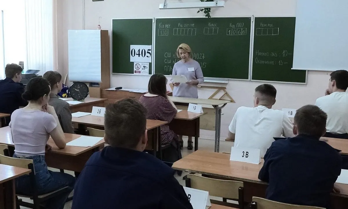 Рособрнадзор в новых методических рекомендациях напомнил, что сотрудники охраны и организаторы не имеют права прикасаться к экзаменуемым и их вещам; при срабатывании металлоискателя участника просят добровольно показать или сдать предмет.