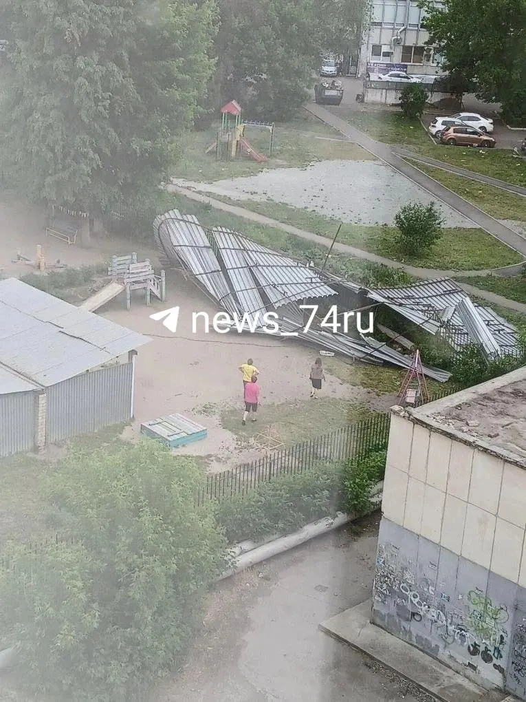 Во дворе на улице Героев Танкограда крыша трансформаторной будки сорвалась и упала прямо на детскую площадку. Причины и обстоятельства происшествия уточняются.