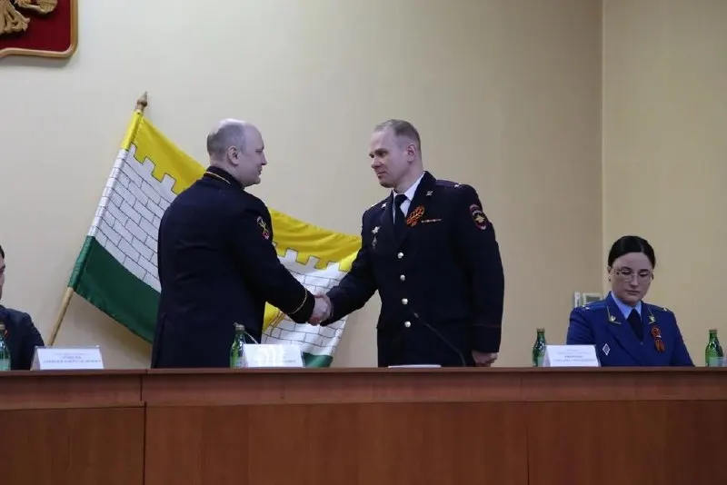 Подполковник полиции Александр Рябоконь официально избавился от приставки «врио» и назначен начальником полиции Челябинской области — его представил начальник ГУ МВД Сергей Космачев.