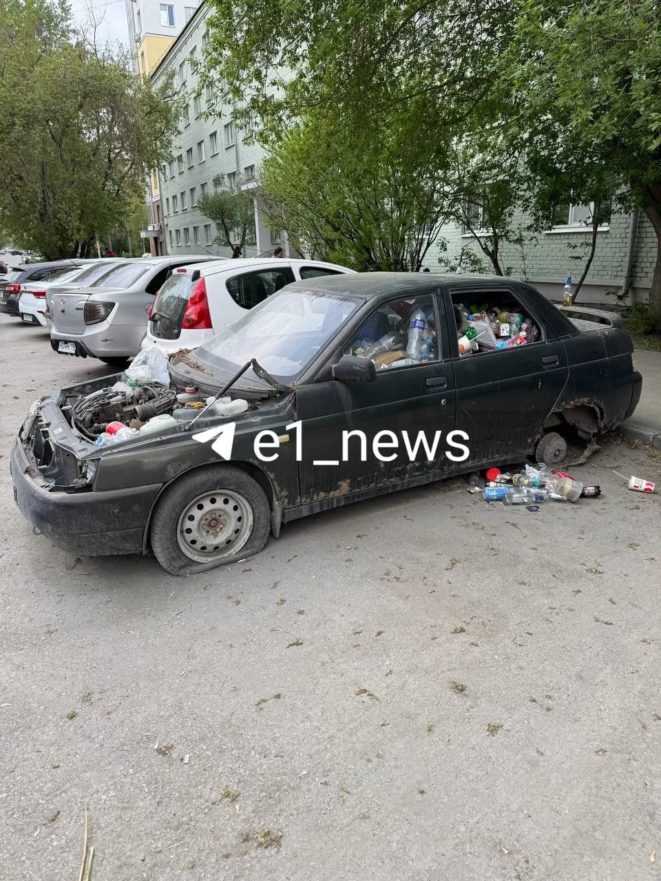 На улице Большакова, 79 обнаружили брошенную машину, заполненную бытовым мусором. По закону такое действие может расцениваться как порча имущества или несанкционированная свалка.
