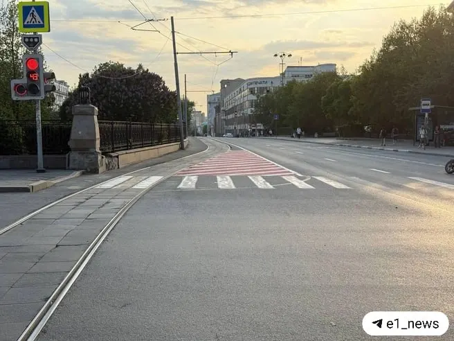 На проспекте Ленина и у «Высоцкого» появились красные островки безопасности — заезд на них запрещён. «Вафля» на улице Ельцина означает запрет остановки, за стоянку водителей штрафуют.