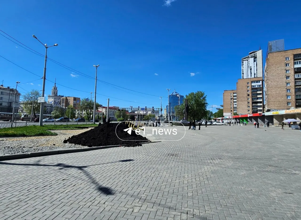 Участки у железнодорожного вокзала, освобождённые после сноса киосков, засыпают землёй — власти планируют разбить газон. Мнения жителей разделились.