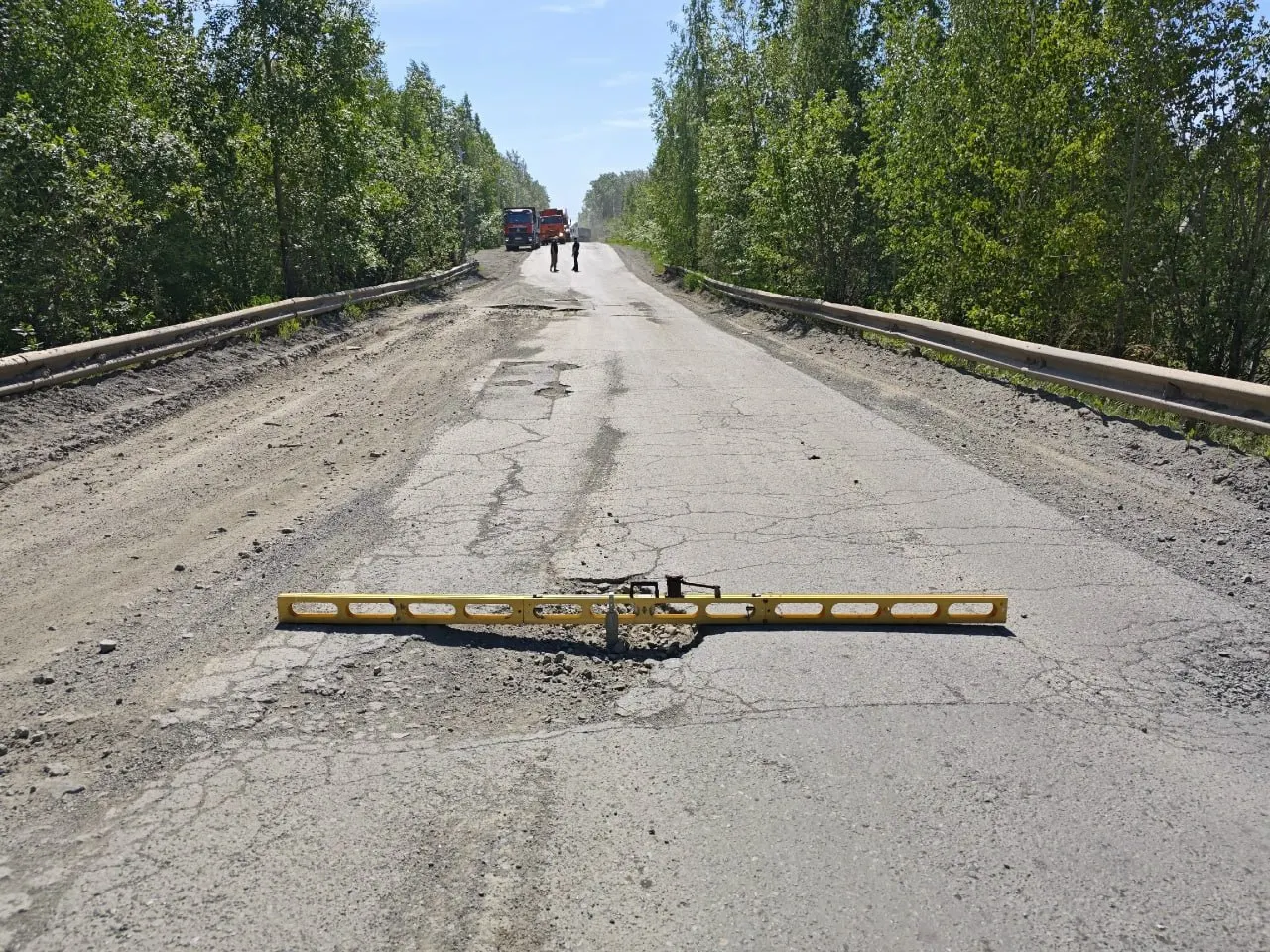 На улице Обогатителей в Ревде временно ограничили проезд автобусов и другого общественного транспорта из‑за глубоких выбоин, просадок асфальта и отсутствия разметки. Ограничения продлятся до ремонта; в отношении собственника дороги составлены административные материалы.