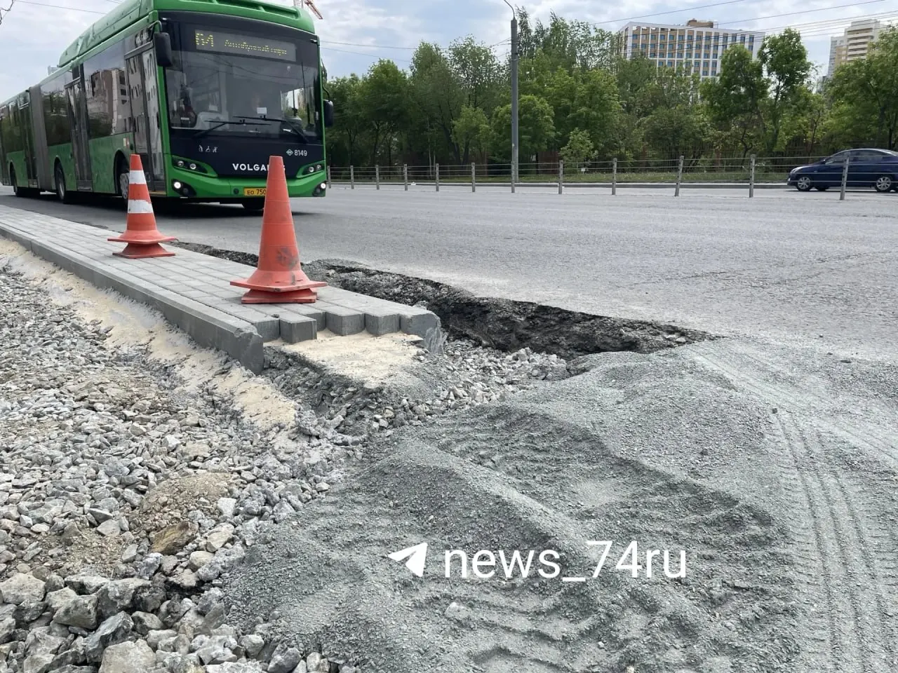 Подрядчик преждевременно закрыл проезд в рамках капремонта; мэрия поручила убрать ограждения, восстановить движение и пересмотреть проект, чтобы сохранить выезд для дома.