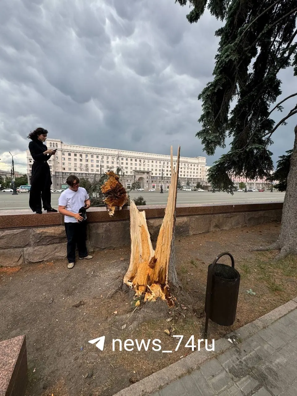 Сильный ветер повалил около 30 деревьев, повреждены 10 автомобилей, пострадавших нет. На завтра прогнозируют ветер до 25 м/с, дожди и ливни.