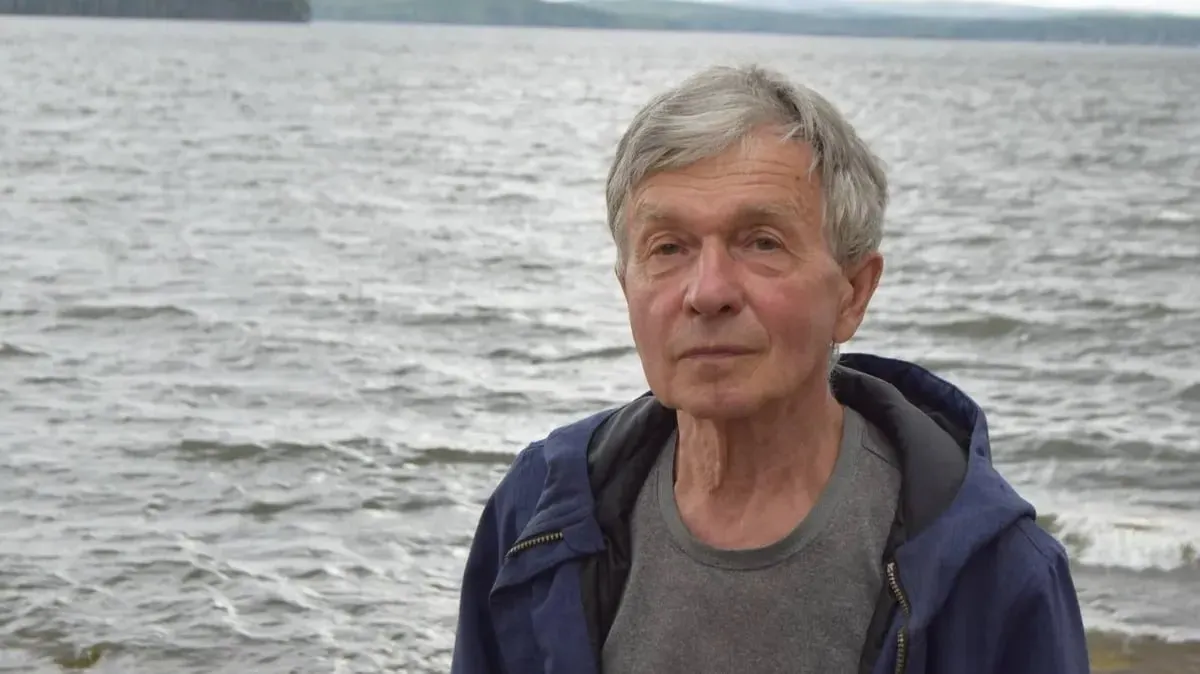 71‑летнего Виктора Казакова обвиняют в осквернении символа воинской славы с использованием интернета; дело повторно направлено в Свердловский областной суд. Ранее его возвращали прокурору, Казаков находится под подпиской о невыезде и ранее привлекался к административной ответственности.