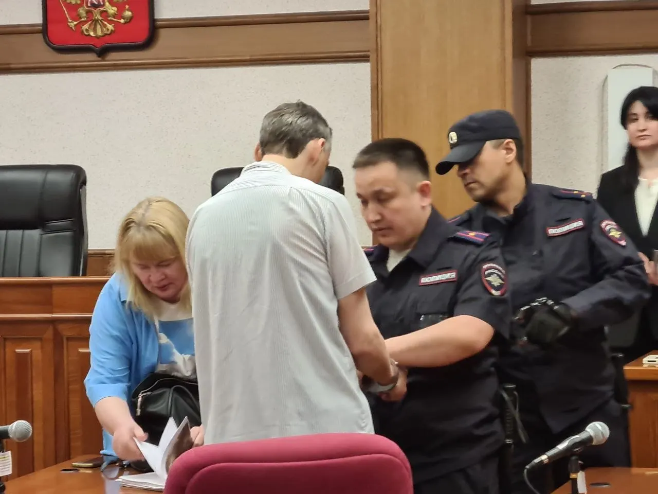 Суд в Екатеринбурге назначил педагогу Детской хоровой школы №2 наказание в виде 10 лет колонии строгого режима. Обвиняемый вину не признал и был взят под стражу в зале суда.