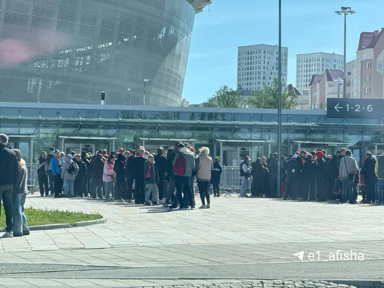 У стадиона собралось много людей: матч «Урал» — «КАМАЗ» начнётся в 16:00.