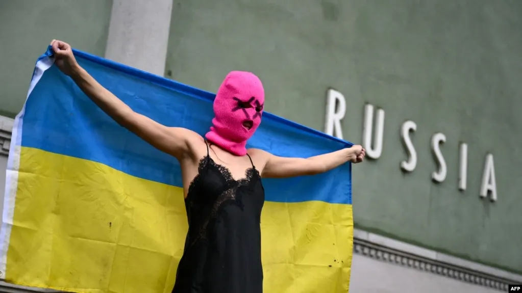 Феминистскую панк‑группу Pussy Riot включили в список террористов и экстремистов. Ранее в декабре 2025 года группу признали экстремистской, а нескольким участницам назначили длительные сроки по делам о «фейках» об армии и других акциях.