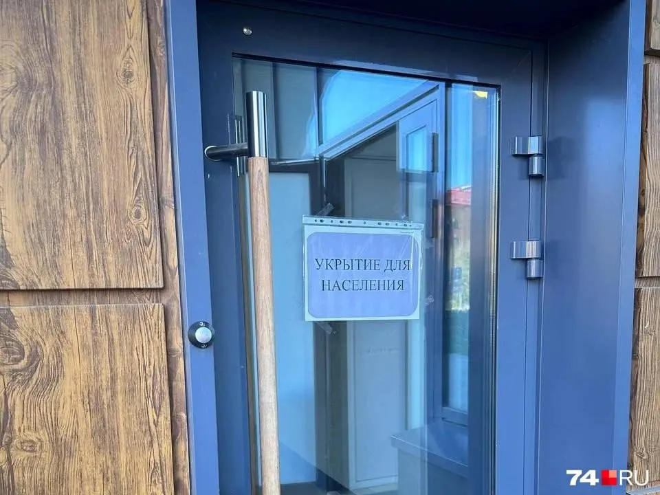 В жильном комплексе пояснили, что в чрезвычайной ситуации магнитные замки на укрытии отключаются и доступ туда будет открыт всем — это вызвало обеспокоенность жителей за сохранность личных вещей и безопасности территории.