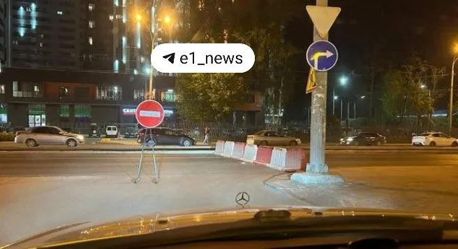 Ночью 16 мая на съезде с Новгородцевой на улицу Высоцкого установили знак «движение запрещено». Жители ЖБИ жалуются на длинные объезды, дополнительные расходы на топливо и многочисленные лежачие полицейские.
