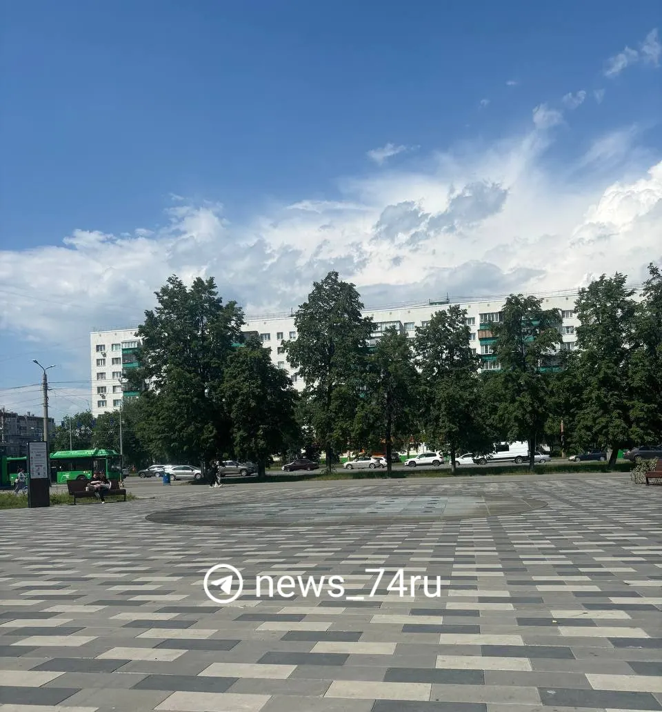 Фонтан в парке Курчатовского района отключили из‑за поломки. Подрядчик начал ремонт, администрация обещает запустить его в ближайшие дни.