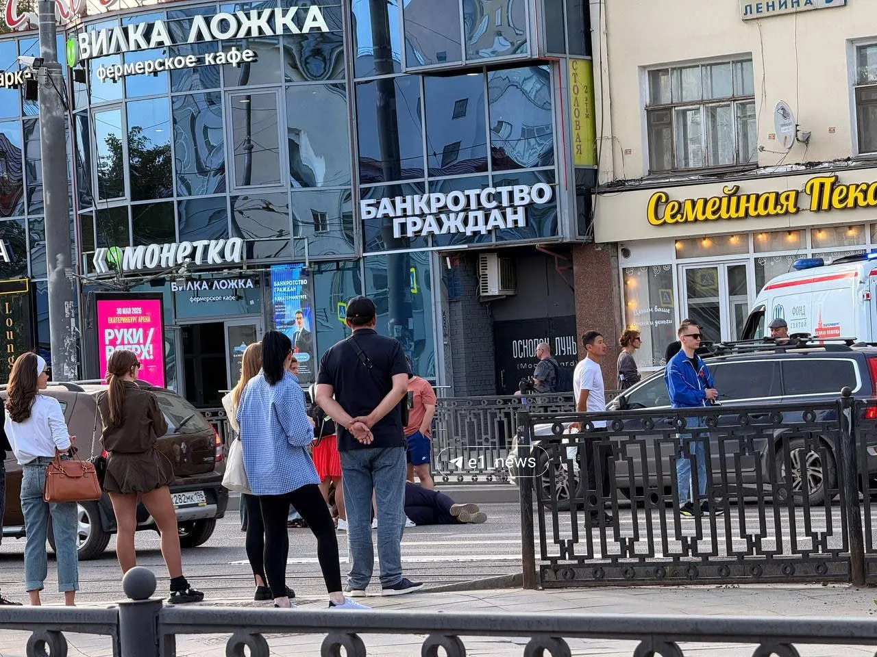 Женщина не смогла встать на проспекте Ленина. Прохожие окружили её, спасая от проезжающих машин; на место прибыла скорая помощь.