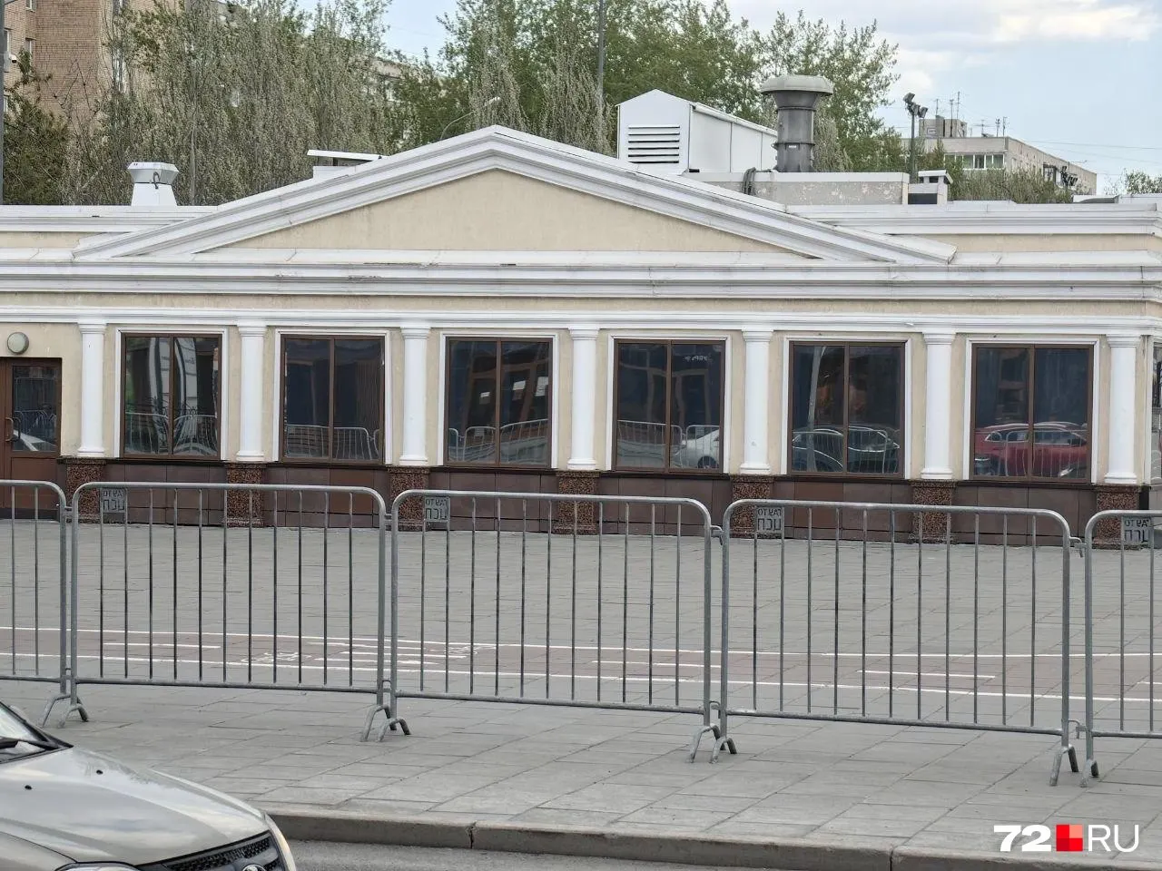 Ограждение установили из соображений безопасности: в День Победы на площади пройдет программа с концертной сценой, палатками, мастер-классами и спортивными активностями (с 10:30 до 16:00).