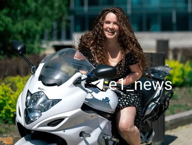 31-летняя мотоциклистка госпитализирована с переломом позвоночника и другими травмами после столкновения, в результате которого погиб 66‑летний мужчина.