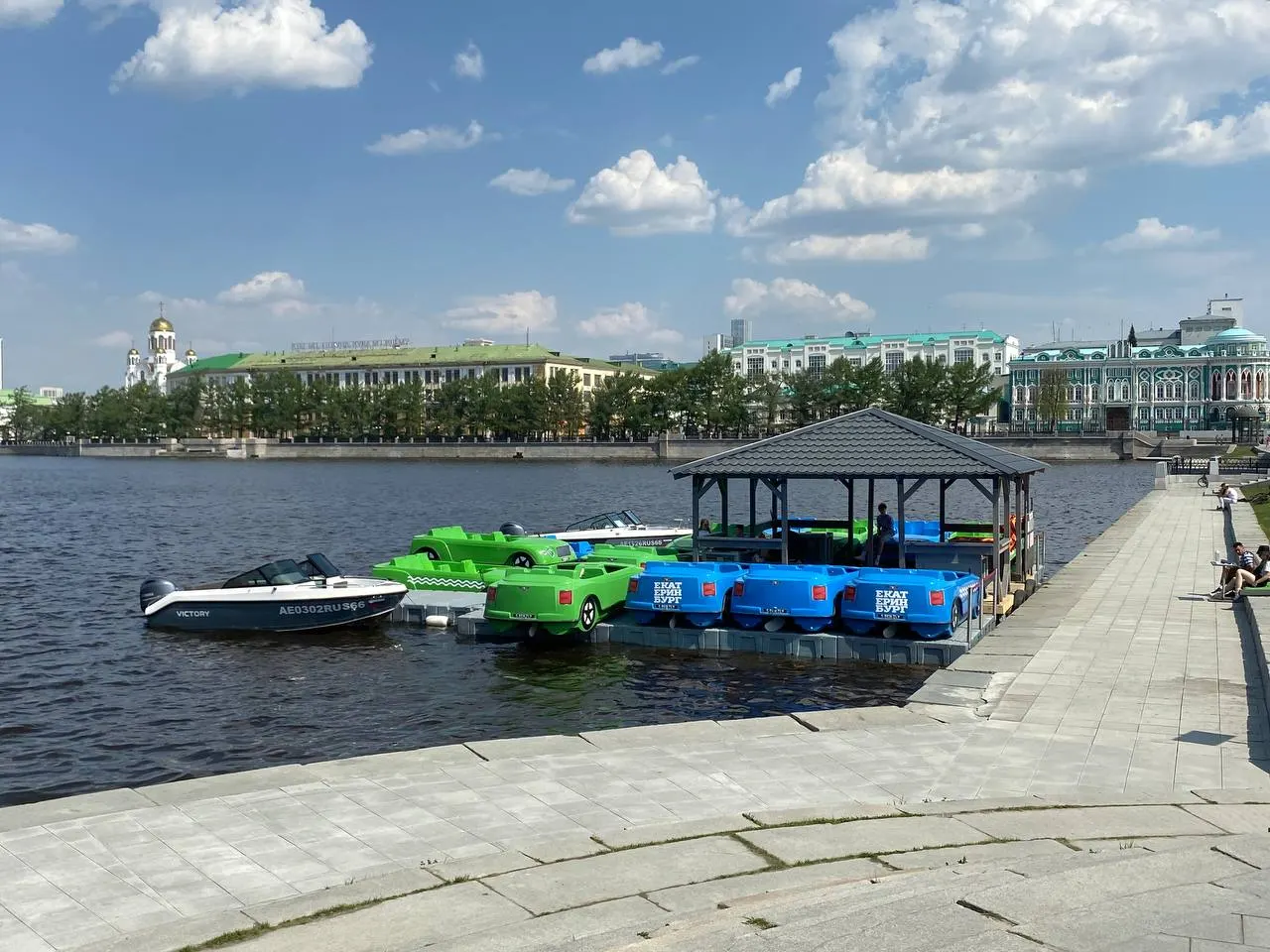 На Плотинке в Екатеринбурге в первые тёплые дни мая вновь появились катамараны в виде машинок — хотя суд ещё в 2024 году запретил размещение стоянки маломерных судов на Городском пруду.