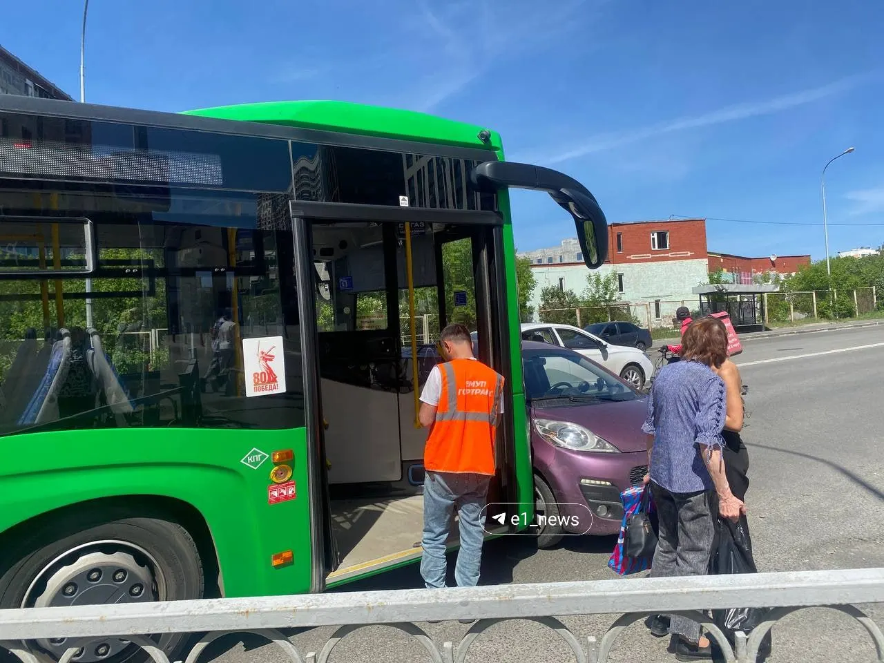 На улице Готвальда произошло столкновение автобуса и легкового автомобиля. По словам очевидцев, пострадавших нет.
