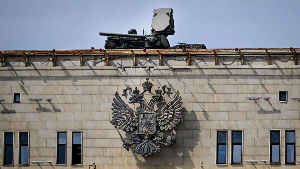 Ради охраны парада 9 мая в столицу перебрасывают значительные силы ПВО, что ослабляет защиту других регионов. Командование беспилотников и аналитики предупреждают о риске ударов по энергетическим и военным объектам.