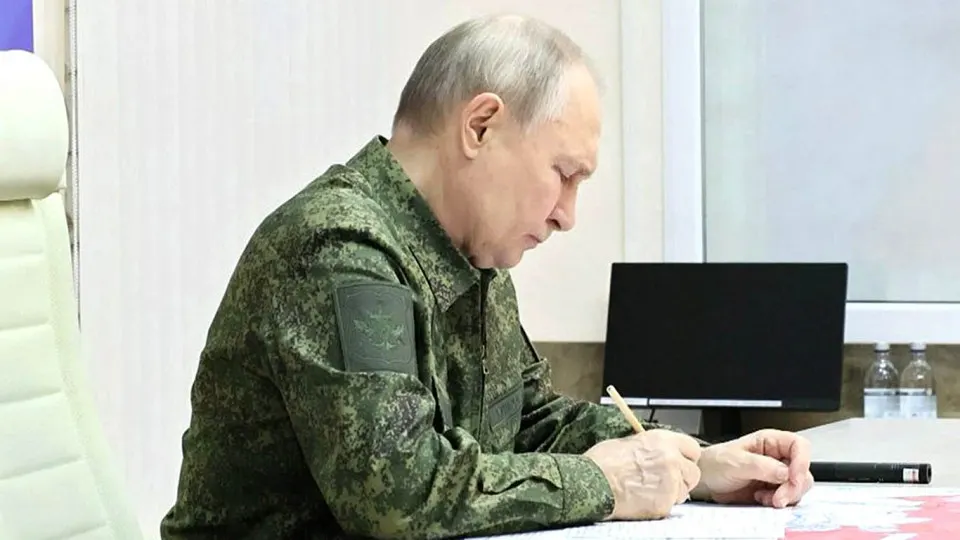 Европейские чиновники считают, что в ближайшие 12 месяцев Россия может попытаться эскалировать конфликт за пределы Украины — включая давление или ограниченные операции против стран Балтии — на фоне военных неудач, экономических проблем и нового законодательства, дающего повод для вывода войск за рубеж.